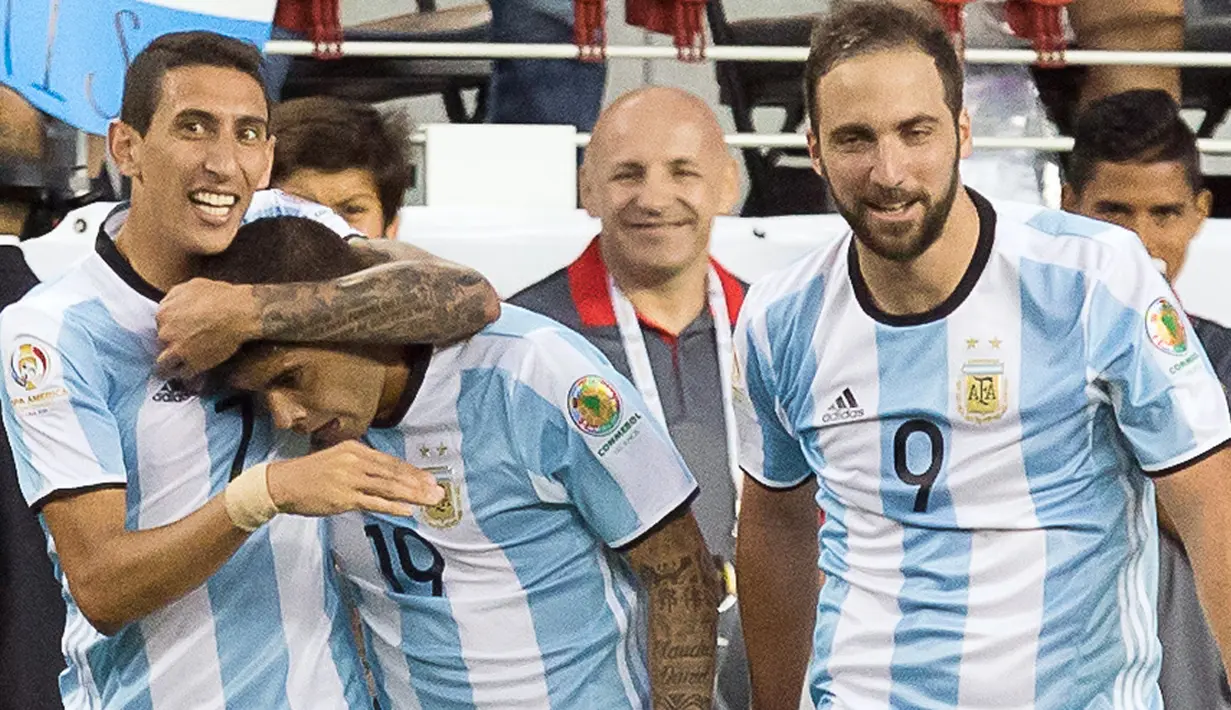 Pemain Argentina, Ever Banega (tengah), dan Angel Di Maria, merayakan gol saat melawan Chili pada laga perdana Copa America Centenario 2016 di Stadion Levi's, Santa Clara, Amerika Serikat, (7/6/2016) WIB. ( Mandatory Credit: Kelley L Cox-USA TODAY Sports)