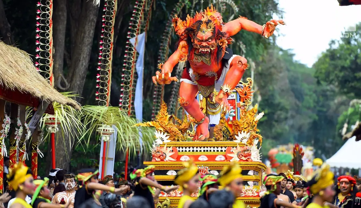 Patung ogoh-ogoh diarak saat pawai pembukaan Pesta Kesenian Bali (PKB) ke-40 yang dihadiri Presiden Jokowi di Bali (23/6). Acara ini dilaksanakan di depan Monumen Bajra Sandi, Lapangan Puputan Niti Mandala. (Liputan6.com/Pool/Biro Pers Setpres)