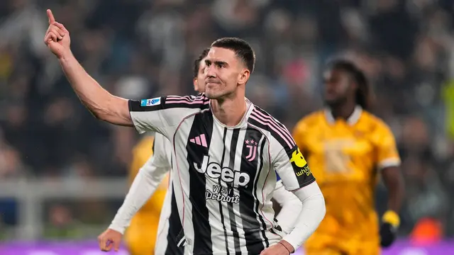 Dusan Vlahovic merayakan gol pertama Juventus