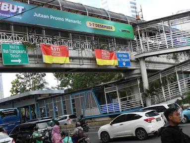 Kendaraan melintas di dekat JPO Tosari di Jakarta, Rabu (5/12). Pemprov DKI Jakarta akan segera membongkar JPO Tosari di Jalan Sudirman untuk diganti dengan Pelican Crossing. (Liputan6.com/Immanuel Antonius)