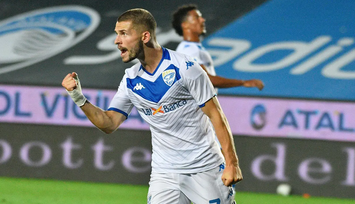 Gelandang Brescia, Nikolas Spalek berselebrasi usai mencetak gol ke gawang Atalanta pada pertandingan lanjutan Liga Serie A Italia di Stadion Gewiss di Bergamo, Italia (14/7/2020).  Skuat racikan Gian Piero Gasperini tertinggal enam poin dari Juventus. (Gianluca Checchi/LaPresse via AP)