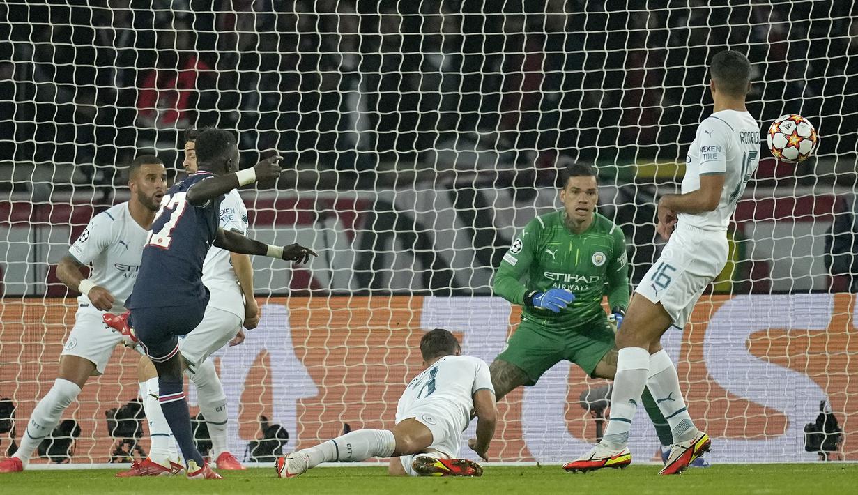 PSG Langsung unggul 1-0 saat laga baru berjalan delapan menit. Idrissa Gueye sukses melesakkan bola ke kiri atas gawang Ederson usai memanfaatkan kemelut di muka gawang Manchester City. (AP/Christophe Ena)