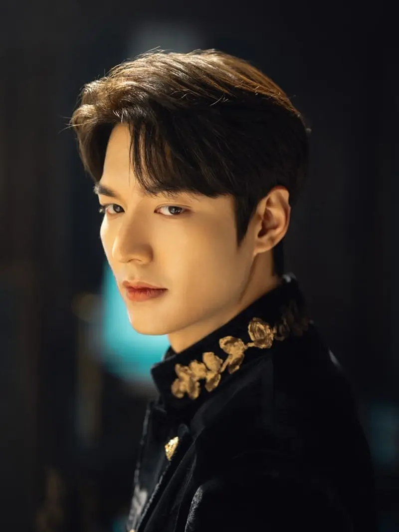 Lee Min Ho dalam The King: Eternal Monarch (SBS via Soompi)