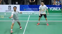 Menpora Imam Nahrawi berpasangan dengan Kevin Sanjaya pada laga eksebisi melawan Candra Wijaya/Ricky Subagja di Candra Wijaya Internasional Badminton Centre, Tangerang Banten, Selasa (19/12). Laga dimenangkan Imam/Kevin. (Liputan6.com/Helmi Fithriansyah)