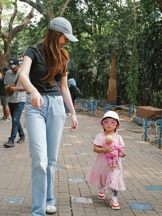 6 Potret Aaliyah Massaid Momong Anak Sahabat, Menanti Kelahiran Buah Hati Pertama