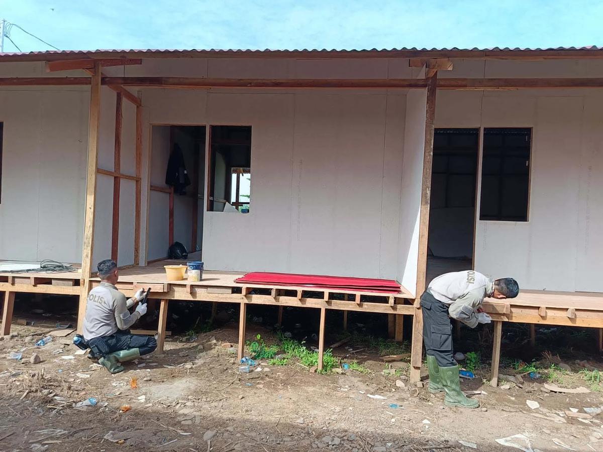 FOTO: Hunian Sementara Dibangun untuk Warga Terdampak Bencana di Pauh Padang