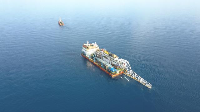 PT Pertamina Hulu Energi Offshore North West Java (PHE ONWJ) bagian dari Subholding Upstream Regional Jawa menggelar pipa penyaluran migas bawah laut di ECHO Area. (Dok Pertamina)