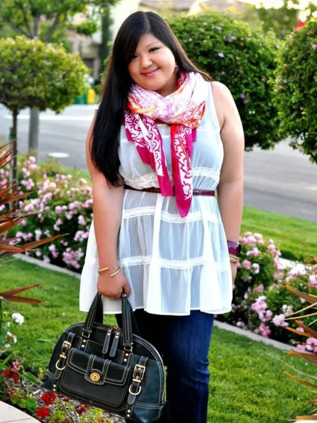 [Bintang] Semi Transparan, Simak Sederet Cara Pakai Sheer Top Biar Tampak Elegan