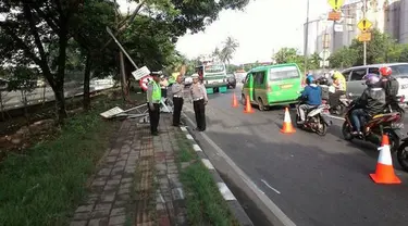 Polisi menggelar olah TKP kecelakaan mobil dengan sepeda motor di KM  15 Jalan Daan Mogot arah Tangerang. Kecelakaan yang terjadi pagi tadi itu menewaskan 4 orang. Namun belum diketahui identitas keempat orang tersebut.