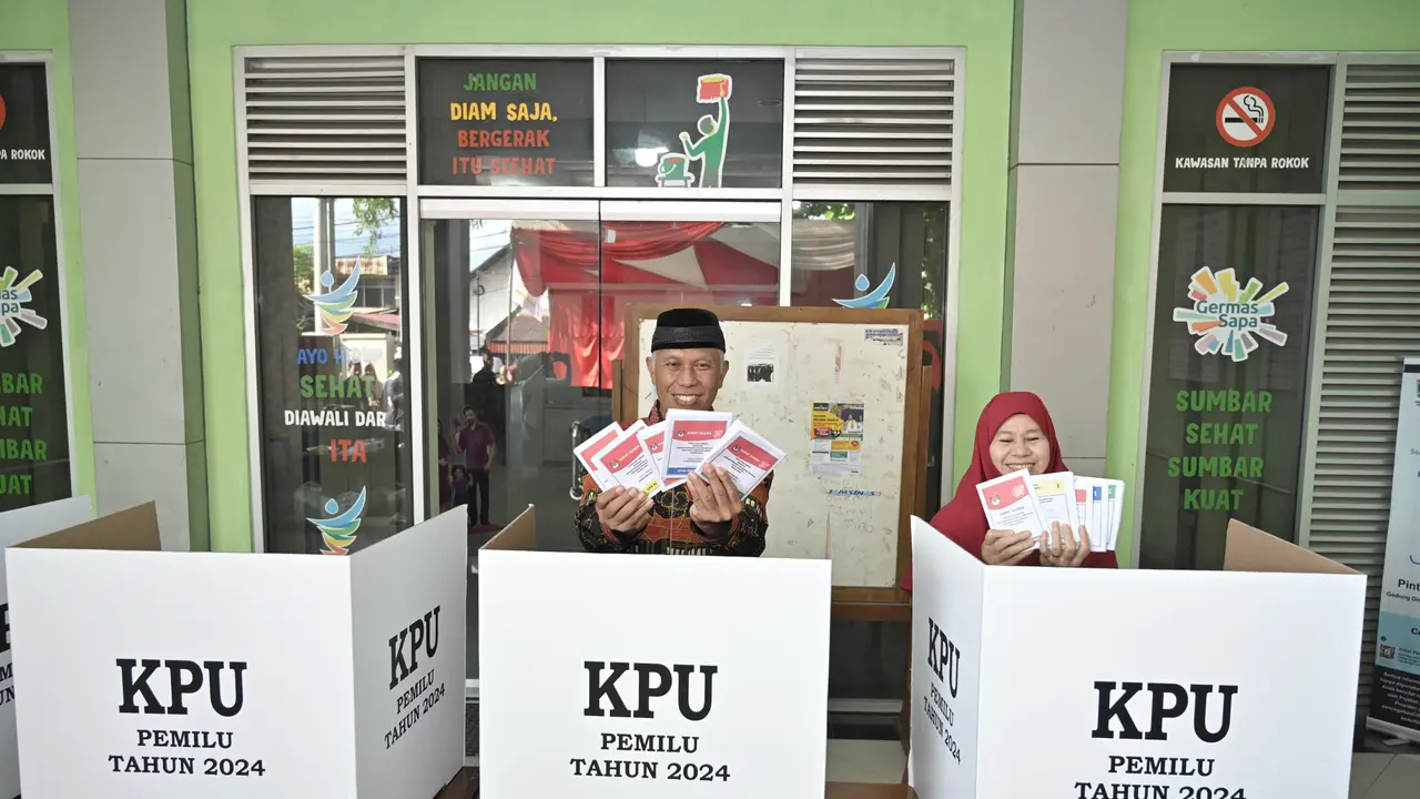 Gubernur Sumbar, Mahyeldi mencoblos di Kota Padang, Rabu (14/2/2024).