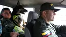 Anjing pelacak, Sombra bersama pawangnya, Jose Rojas menuju terminal kargo di bandara El Dorado, Bogota, 26 Juli 2018. Sombra kini dipindahkan ke Bandara Bogota, demi keselamatan anjing kepolisian Kolombia tersebut. (AP/Fernando Vergara)