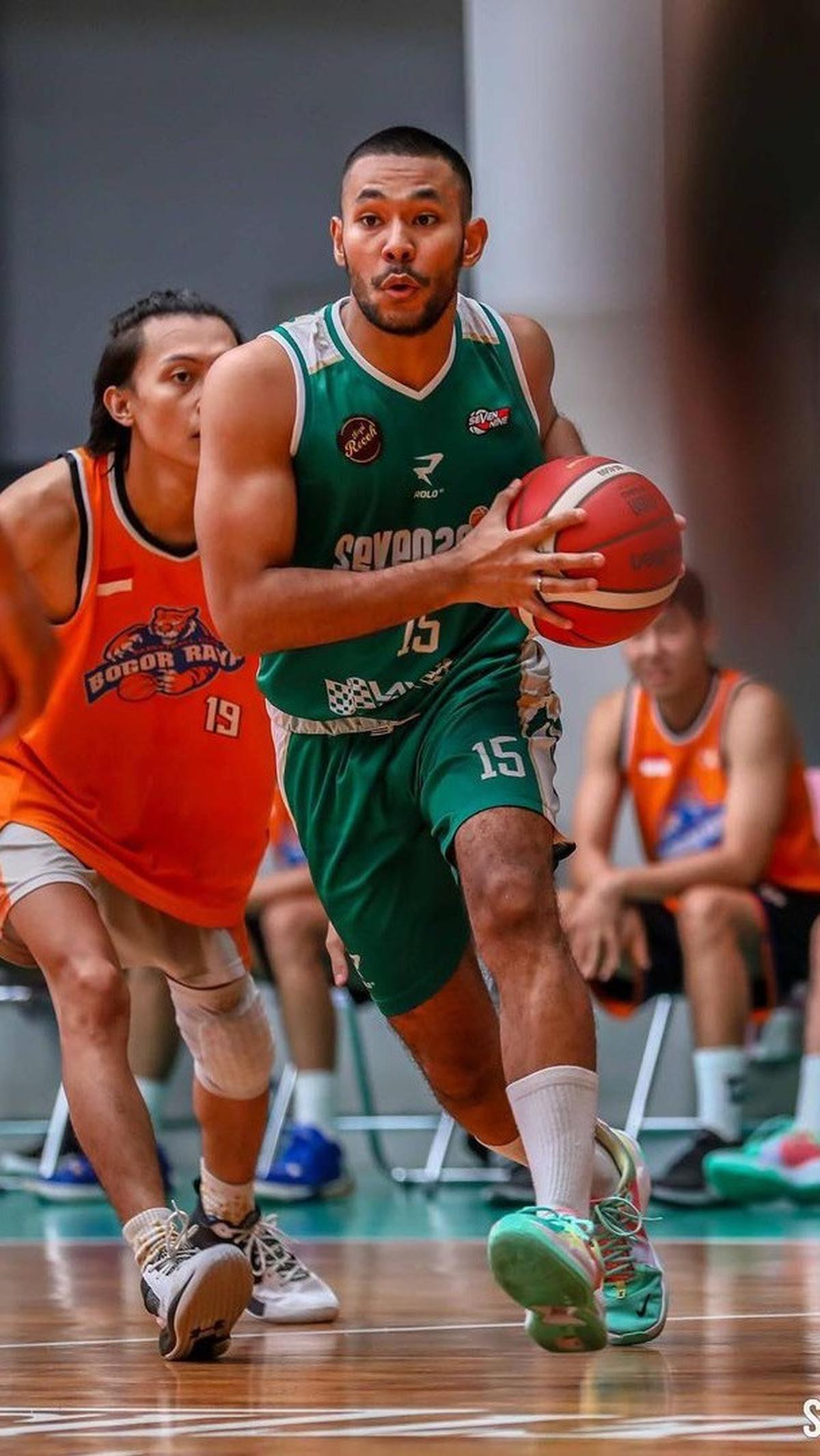 Diego terlihat begitu mahir saat bermain basket. Gayanya saat bermain basket tampak kece.