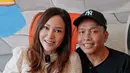 <p>Ayah pedangdut Ayu Ting Ting Abdul Rozak terharu dengan kedatangan Maia Estianty ke warungnya. Pria yang biasa disapa Ayah Ojak itu mengaku merasa seperti mimpi warungnya didatangi oleh musisi yang juga istri pengusaha Irwan Mussry tersebut. [Instagram/maiaestiantyreal]</p>