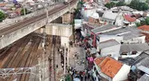 Anak-anak mengikuti pertandingan Turnamen Sepak Bola Liga Aspal U-13 di kawasan permukiman padat di pinggir rel RT 09/RW 08, Menteng Jaya, Jakarta, Senin (29/6/2026). (merdeka.com/ Arie Basuki)