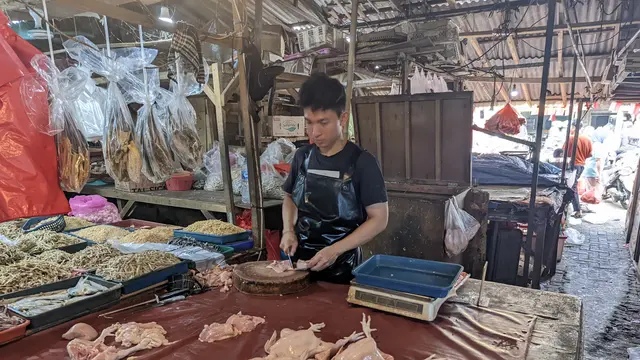 Potret seorang pedagang daging ayam pada sebuah pasar di Tangerang Selatan