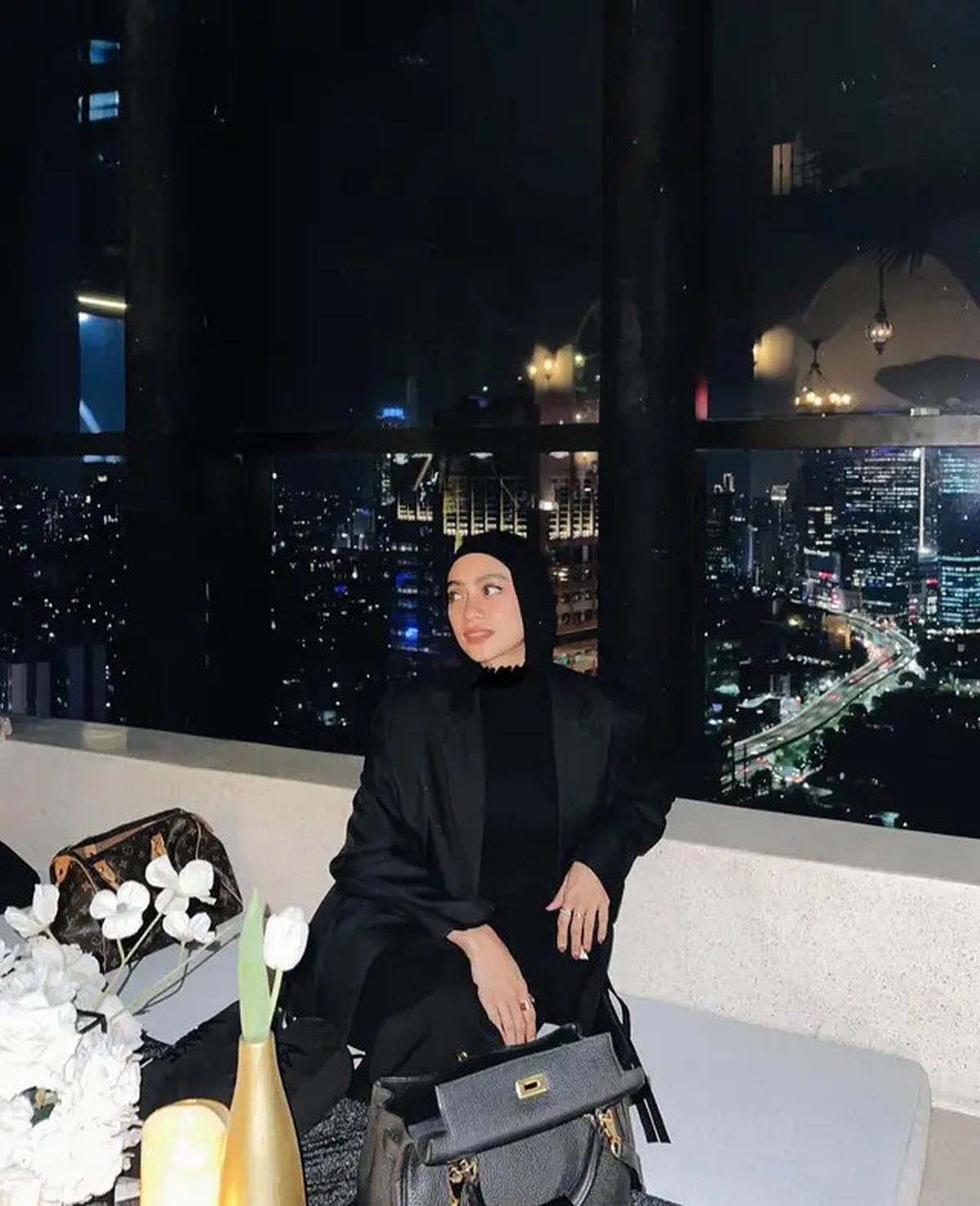 Inspirasi Outfit Ala Ayudia Bing Slamet, Si Penggemar Outfit Hitam yang Selalu Tampil Glowing dan Jadi Ciri Khasnya