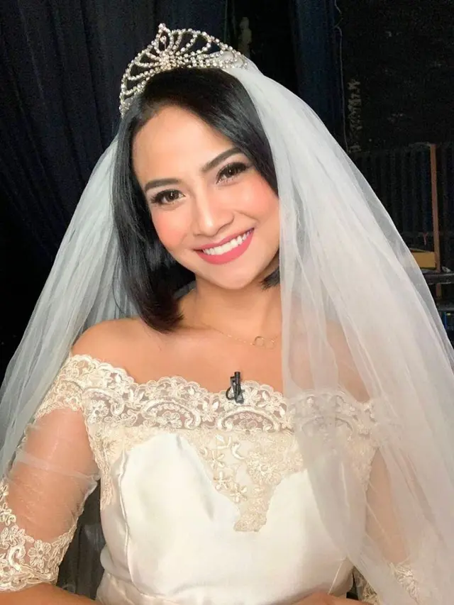 Dikabarkan Menikah, Ini 6 Pesona Vanessa Angel dalam Balutan Kebaya