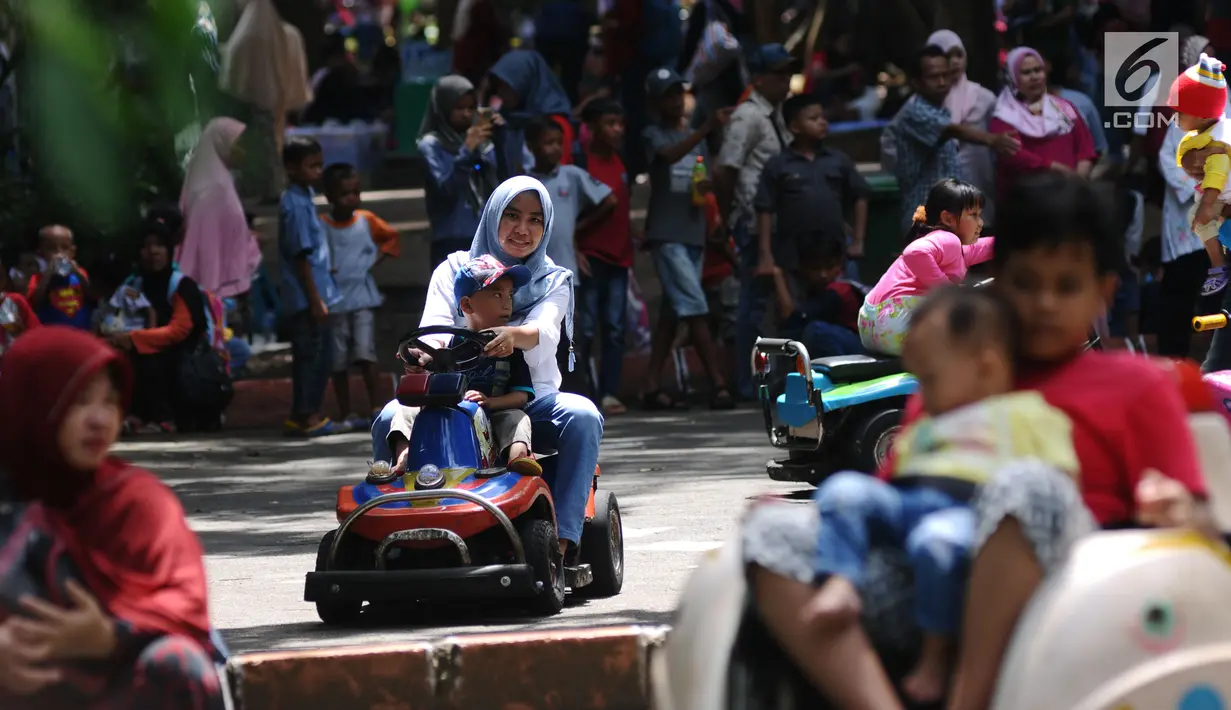 Pengunjung bermain di area mainan anak di kawasan Kebun Binatang Ragunan, Jakarta, Selasa (26/12). Libur cuti bersama perayaan Natal 2017 dimanfaatkan warga untuk berekreasi di Kebun Binatang Ragunan Jakarta. (Liputan6.com/Helmi Fithriansyah)