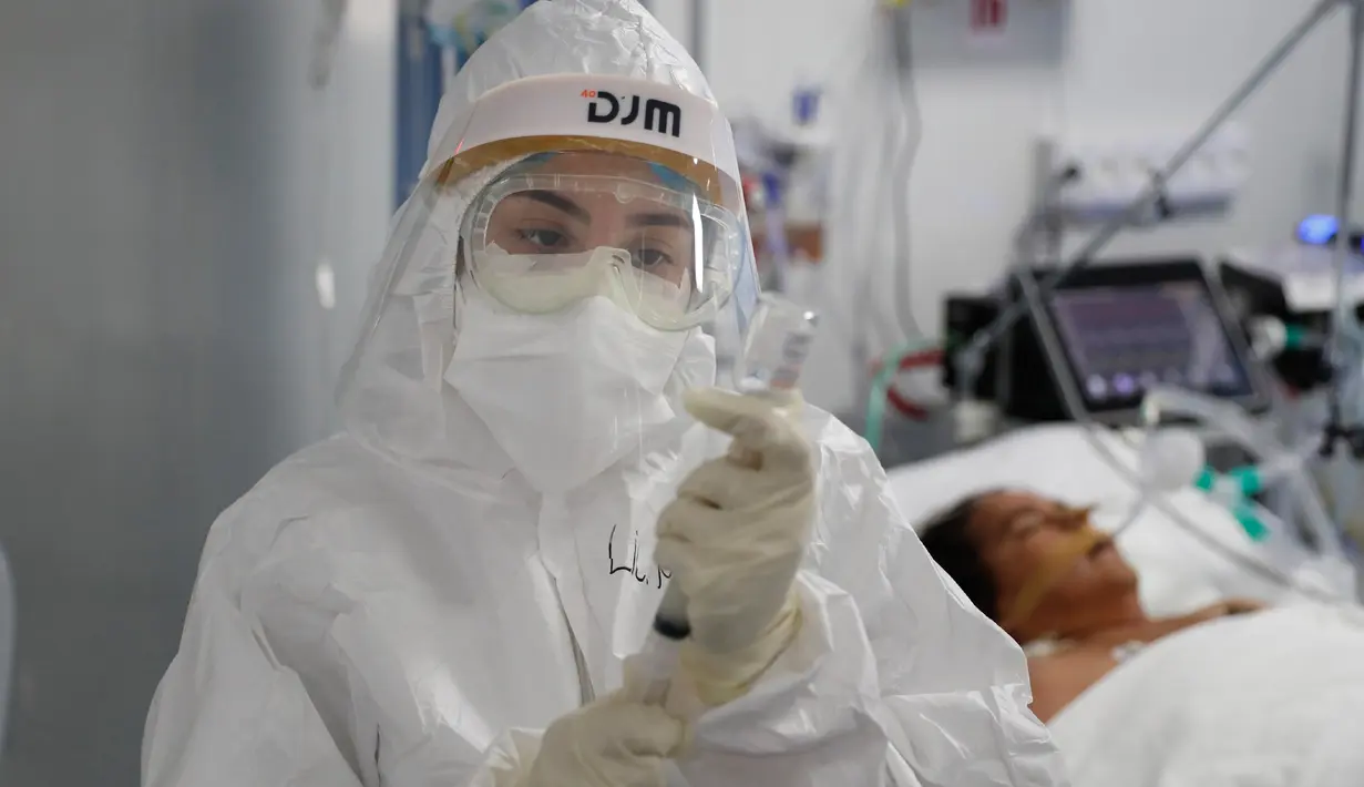 Seorang perawat menyiapkan suntikan untuk pasien COVID-19 di ICU Rumah Sakit Nasional di Itagua, Paraguay, Senin (7/9/2020).  (AP Photo/Jorge Saenz)