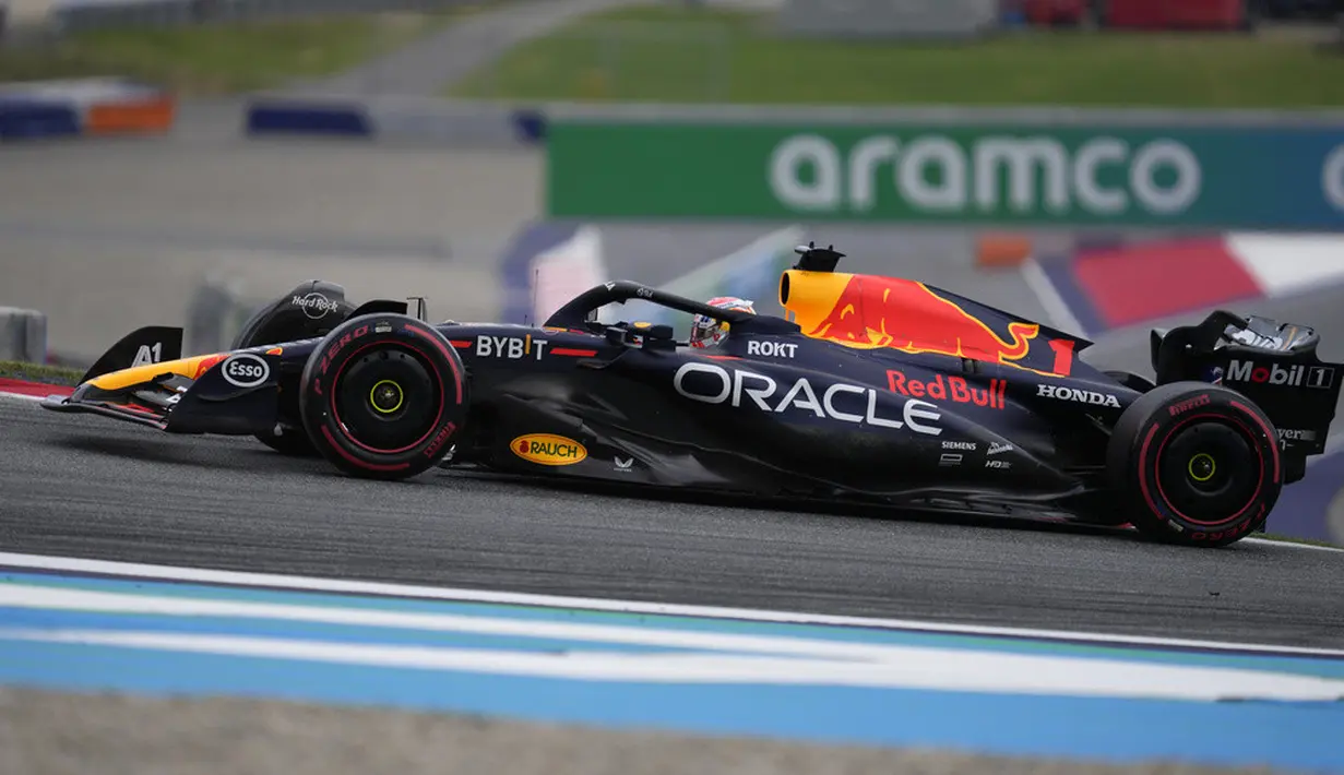 <p>Leclerc coba mengejar hampir terkena track limit sehingga harus puas cuma berada di posisi kedua dengan selisih 0,048 detik dari Verstappen yang meraih pole position. Di lima besar, ada Lando Norris dari McLaren dan Lewis Hamilton (Mercedes GP). (AP Photo/Darko Vojinovic)</p>