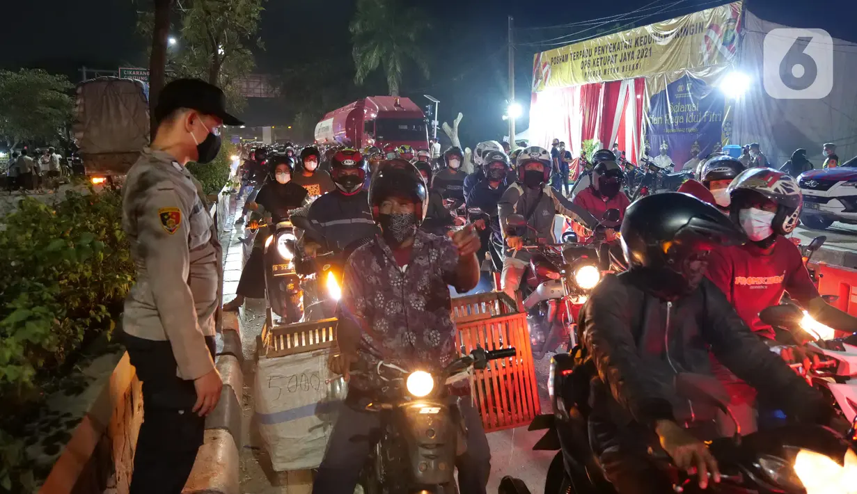 Polisi melakukan penyekatan pemudik motor yang akan melintas di posko penyekatan mudik di Kedungwaringin, Kabupaten Bekasi, Senin (10/5/2021). Pada H-3 menjelang Idul Fitri 1442 H, jumlah petugas yang berjaga di pos penyekatan Kedungwaringin ditambah sebanyak 150 orang (Liputan6.com/Herman Zakharia)
