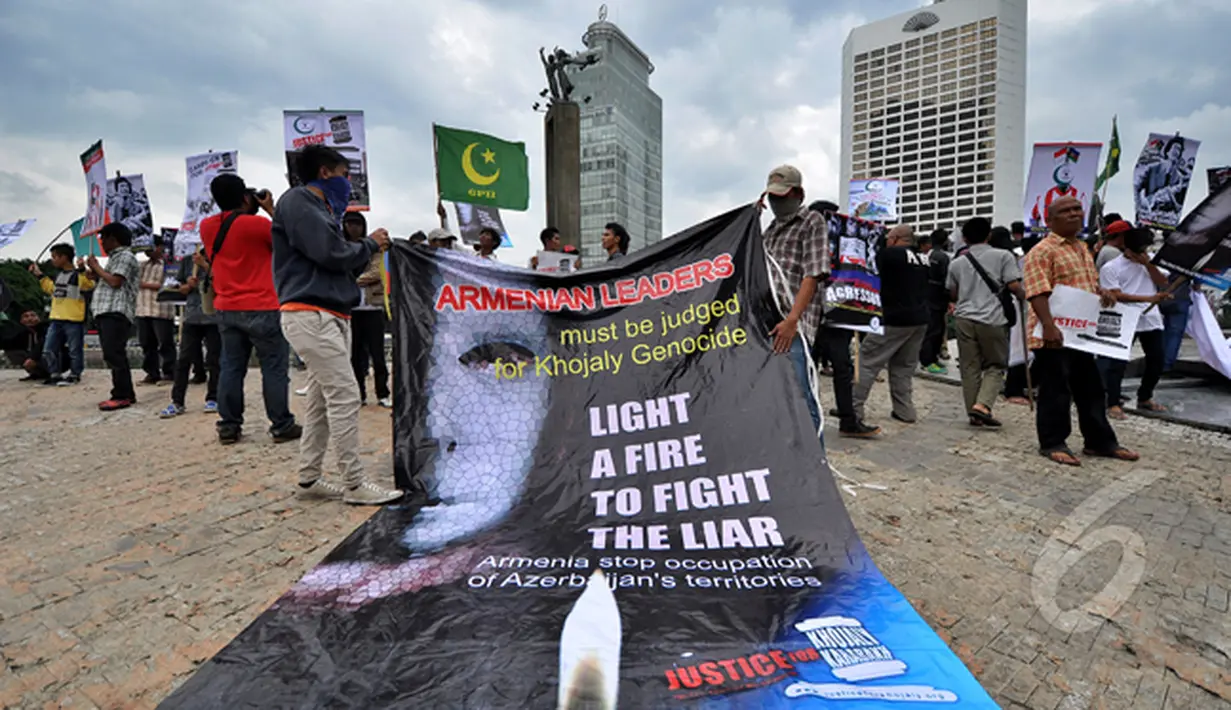 Sebuah spanduk besar yang berisi tuntutan kepada Pemerintah Armenia untuk menghentikan pencaplokan wilayah Azerbaijan, Bundaran HI, Jakarta, Senin (23/2/2015). (Liputan6.com/Faizal Fanani)