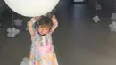 Gemasnya Penelope Disick saat berusaha memegang balon yang berukuran dua kali leih besar dari tubuhnya. (instagram/kourtneykardashian)