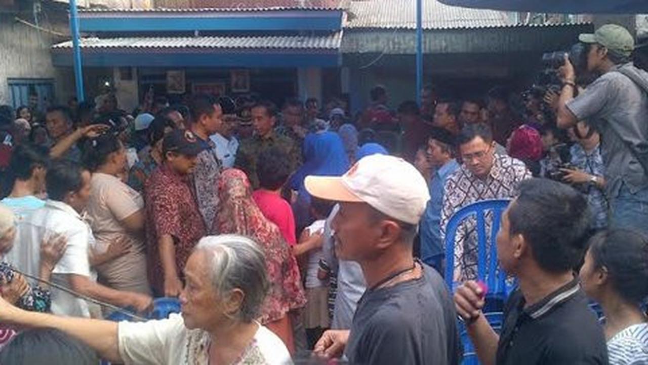 Masuk gang & lewati sungai kotor, Jokowi bagi sembako di Manggarai