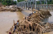 FOTO: Warga Memanjat Puing Kayu Demi Menyeberangi Sungai Peusangan