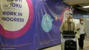 Penumpang melewati gedung bandara di Beograd, Serbia, Rabu (21/9/2022). Ketika pengumuman wajib milter oleh Presiden Rusia disiarkan di televisi, pencarian kata-kata 'tiket' dan 'pesawat' pun meningkat hingga dua kali lipat di Google. (AP Photo/Darko Vojinovic)