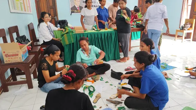 Perempuan di Desa Raknamo sedang mengikuti pelatihan di balai desa.