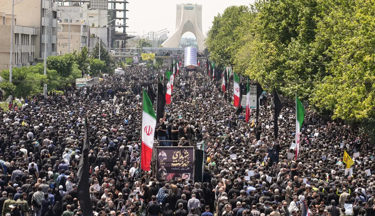 Spanduk-spanduk besar bertuliskan pujian untuk Presiden Ebrahim Raisi berkibar memenuhi ruas jalan di kota Teheran. (Foto: AFP)