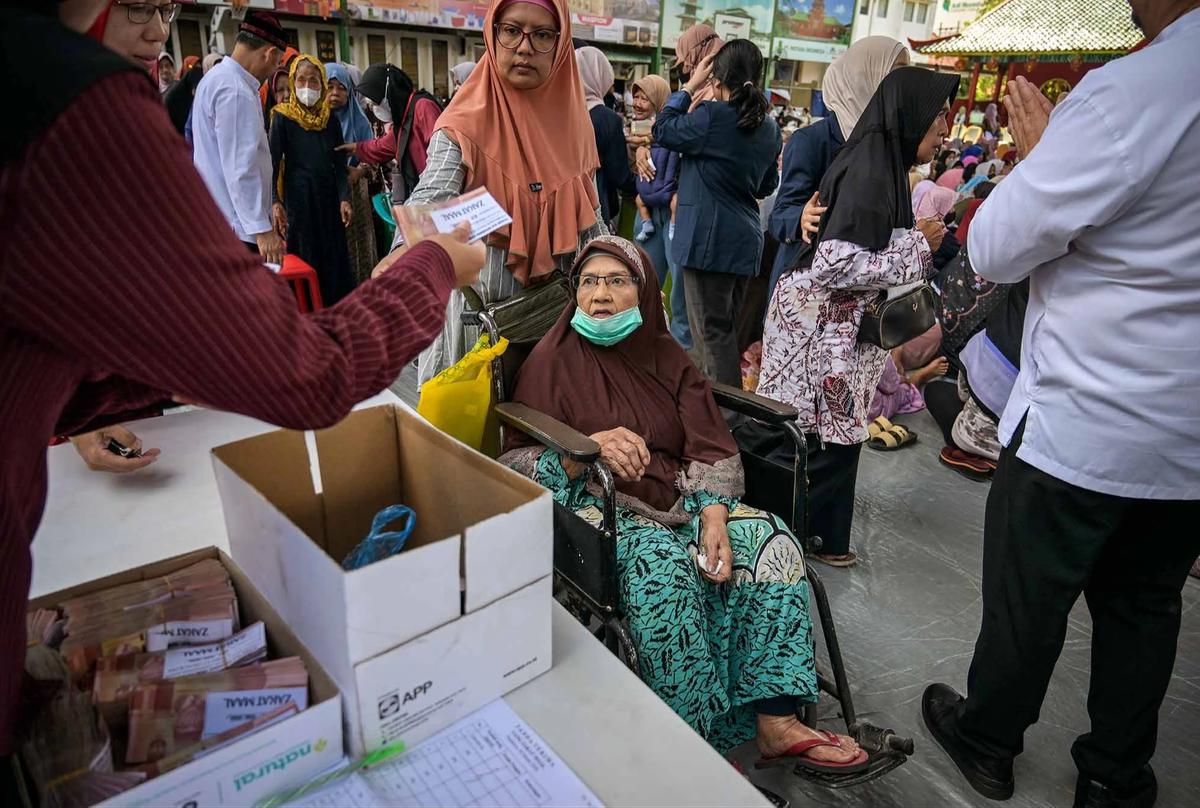 FOTO: Ribuan Warga Surabaya Antre Zakat Mal Rp 500 Ribu per Orang di Masjid Cheng Hoo