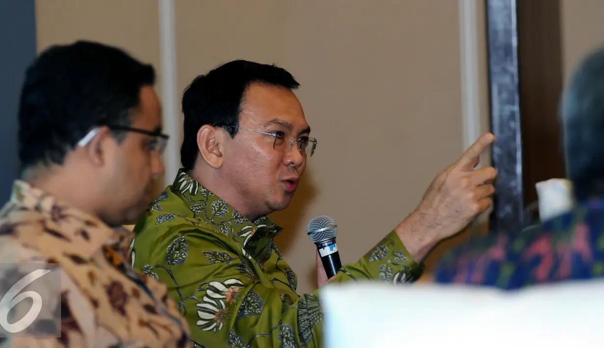 Gubernur DKI Jakarta, Basuki Thahaja Purnama (tengah) menjawab pertanyaan saat diskusi bersama ICW di Jakarta, Selasa (22/12/2015). Diskusi membahas Pengelolaan Guru, Sentralisasi atau Desentralisasi. (Liputan6.com/Helmi Fithriansyah)