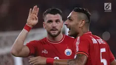 Pemain Persija, Marko Simic bersama Jaimerson Da Silva merayakan gol ke gawang Johor Darul Takzim pada lanjutan penyisihan Grup H Piala Asia 2018 di Stadion GBK, Jakarta, Selasa (10/4). Persija menang telak 4-0. (Liputan6.com/Helmi Fithriansyah)