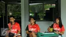 Pebulutangkis tunggal putra Indonesia, Tommy Sugiarto (kiri) memberikan keterangan di Pelatnas PBSI, Jakarta, Rabu (3/2/2016). Indonesia akan mengikuti kualifikasi Piala Thomas-Uber 2016 di Hyderabad, India. (Liputan6.com/Helmi Fithriansyah)