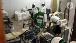 Pekerja membuat Mi Karya Abadi di industri rumahan, Ciledug, Tangerang, Minggu (6/9/2020). Dalam satu hari, pabrik milik Samino ini bisa memproduksi hingga 1,5 ton mi, namun saat pandemi seperti sekarang hanya memproduksi 1 ton saja. (Liputan6.com/Angga Yuniar)