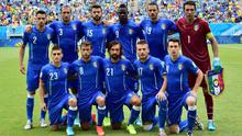 Para anggota Timnas Italia (Baris belakang kiri ke kanan) Bek Italia Mattia De Sciglio, Bek Italia Giorgio Chiellini, Bek Italia Andrea Barzagli, Penyerang Italia Mario Balotelli, Bek Italia Leonardo Bonucci dan Kiper sekaligus Kapten Italia Gianluigi Buffon (Baris depan kiri ke kanan) Gelandang Italia Marco Verratti, Gelandang Italia Claudio Marchisio, Gelandang Italia Andrea Pirlo, Penyerang Italia Ciro Immobile dan Bek Italia Matteo Darmian berpose untuk foto tim sebelum pertandingan Grup D antara Italia dan Uruguay di Dunas Arena di Natal selama Piala Dunia FIFA 2014 pada 24 Juni 2014. (FOTO AFP/GIUSEPPE CACACE)