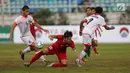 Pemain Timnas Indonesia U-19, Hanis Saghara saat dilanggar pemain Brunei Darussalam pada laga Piala AFF U-18 di Stadion Thuwunna, Yangon, Myanmar, Rabu (13/9/2017). Indonesia menang 8-0 atas Brunei Darussalam. (Liputan6.com/Yoppy Renato)