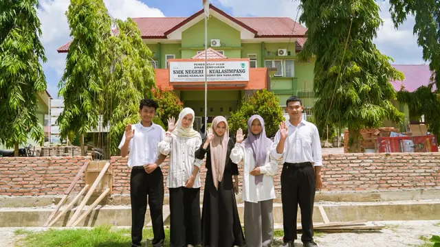 Empat penyintas bencana banjir bandang di Aceh Tamiang mendapat beasiswa pendidikan tinggi di universitas di Jakarta.