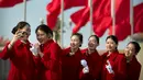 Sejumlah wanita berswafoto di sela penyambutan para peserta Kongres Rakyat Nasional di Beijing, China, Senin (4/3). Para wanita berparas cantik tersebut bertugas menyambut para tamu yang menghadiri kongres. (AP Photo/Mark Schiefelbein)