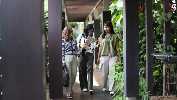 wanita februari membangun karier