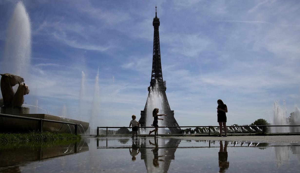 Orang-orang melakukan pendinginan di dekat air mancur taman Trocadero di Paris, Prancis, Rabu (18/5/2022). Cuaca panas diperkirakan akan berlangsung selama beberapa hari di seluruh Prancis. (AP Photo/Christophe Ena)