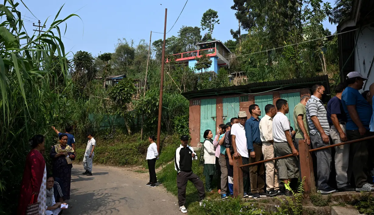 Fase pertama Pemilu India digelar 19 April 2024 melibatkan 102 wilayah, termasuk wilayah kepulauan. Sementara, fase kedua berlangsung pada 26 April 2024 yang digelar di 89 wilayah. (DIBYANGSHU SARKAR/AFP)