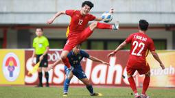 Pemain Vietnam U-19, Nguyen Bao Long, mengontrol bola saat melawan Thailand U-19 pada laga perebutan tempat ketiga Piala AFF U-19 2022 di Stadion Patriot Chandrabhaga, Bekasi, Jumat (15/7/2022). (Bola.com/Bagaskara Lazuardi)
