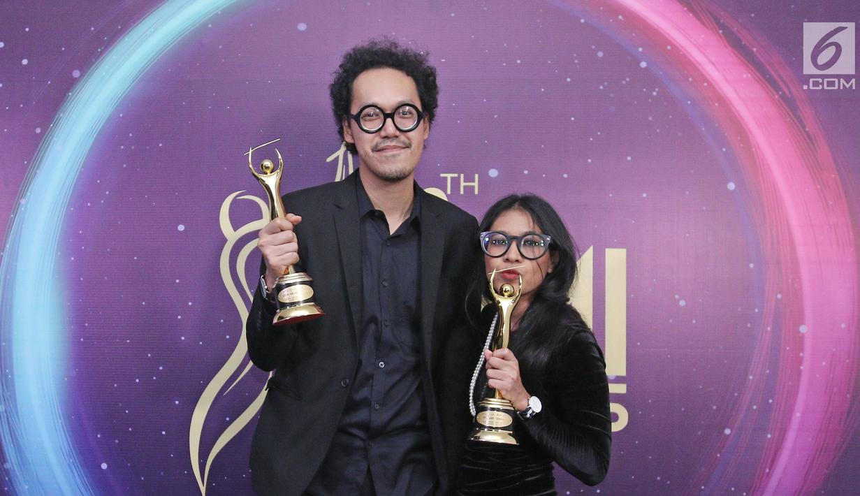 Penyanyi Endah N Rhesa memenggang piala usai meraih penghargaan Anugerah Musik Indonesia (AMI) Awards 2017 di Teater Garuda TMII, Jakarta, Kamis (16/11). (Liputan6.com/Herman Zakharia)