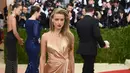 Dilansir dari laman Aceshowbiz (22/07/16), Amber Heard menghabiskan banyak waktu dengan pria miliarder asal Kanada-Amerika, Elon Musk. Keduanya menikmati suasana pantai di Miami, US. (AFP/Bintang.com)