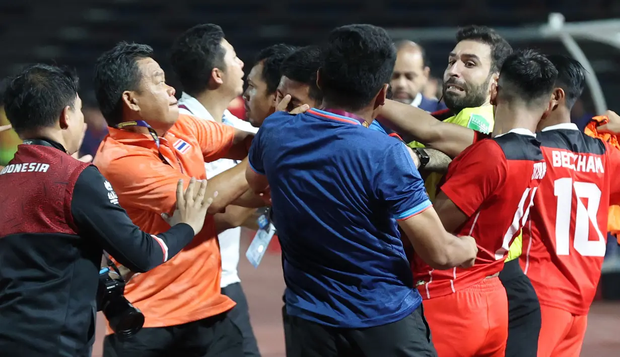 <p>Sejumlah pemain dan official Timnas Indonesia U-22 bersitegang dengan pemain dan official Timnas Thailand U-22 pada laga final sepak bola SEA Games 2023 yang berlangsung di Olympic Stadium, Phnom Penh, Kamboja, Selasa (16/05/2023). (Bola.com/Abul Aziz)</p>