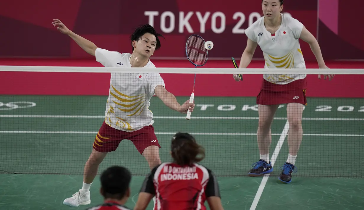 Pasangan Watanabe/Higashino terus berikan tekanan pada pasangan Indonesia di gim kedua. Hingga interval gim kedua, Mereka berhasil unggul 11-6 atas Paveen/Jordan. (Foto: AP/Markus Schreiber)
