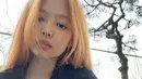 Jennie BLACKPINK baru saja mengunggah potret dirinya dengan tampilan terbaru. Ia mewarnai rambutnya menjadi lebih cerah,  membuat penggemar yakin bahwa comeback grup sudah dekat. Lalu apa warna rambut terbarunya? Simak ulasannya. @jennierubyjane